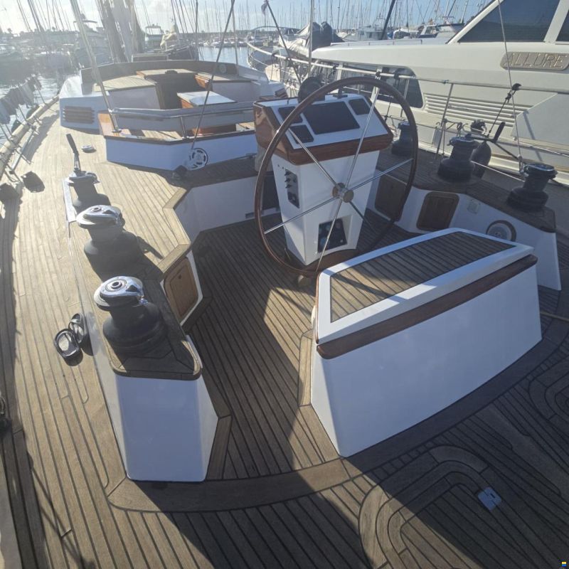 Lagoon Royal Pilot Saloon 65