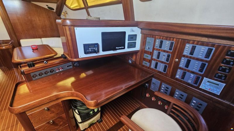 Lagoon Royal Pilot Saloon 65