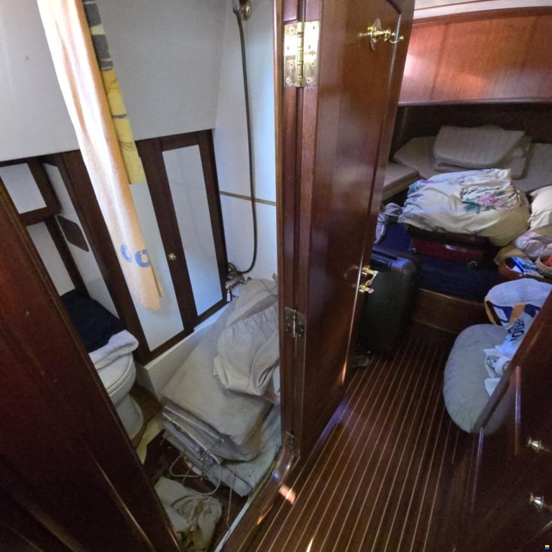 Lagoon Royal Pilot Saloon 65