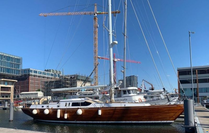 Lagoon Royal Pilot Saloon 65