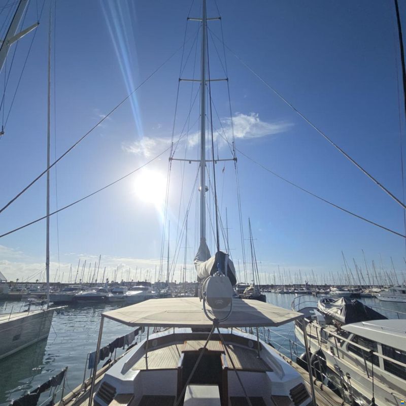 Lagoon Royal Pilot Saloon 65