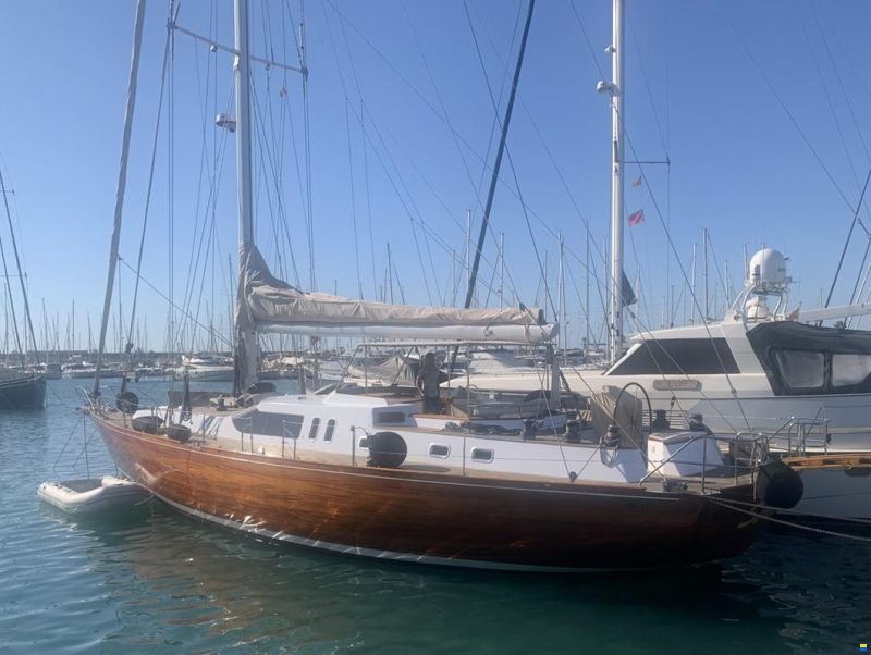 Lagoon Royal Pilot Saloon 65