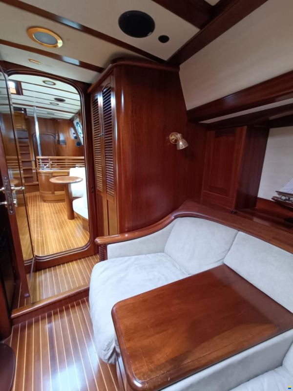 Lagoon Royal Pilot Saloon 65