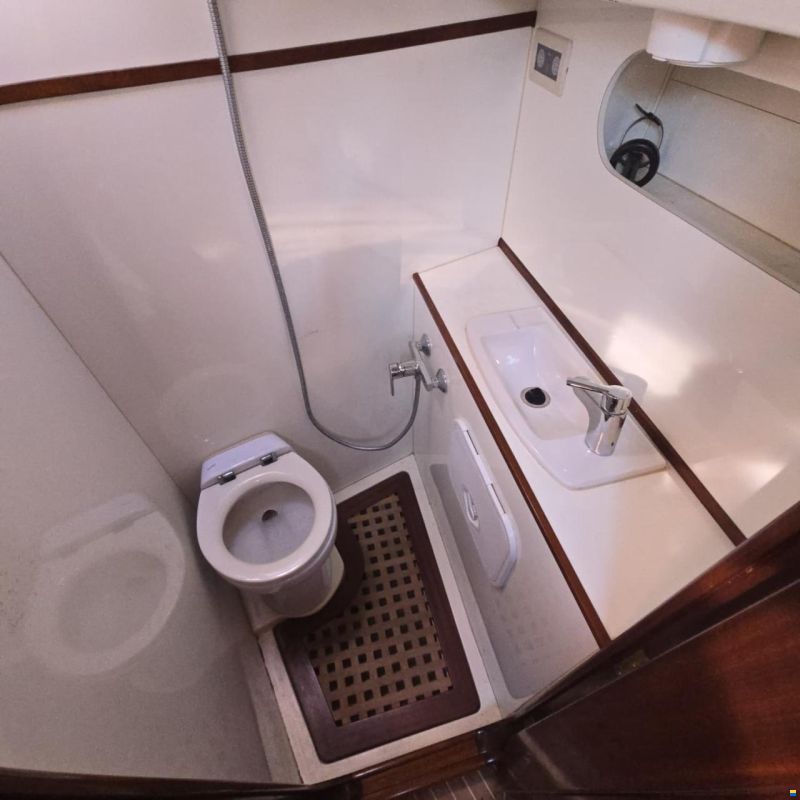 Lagoon Royal Pilot Saloon 65