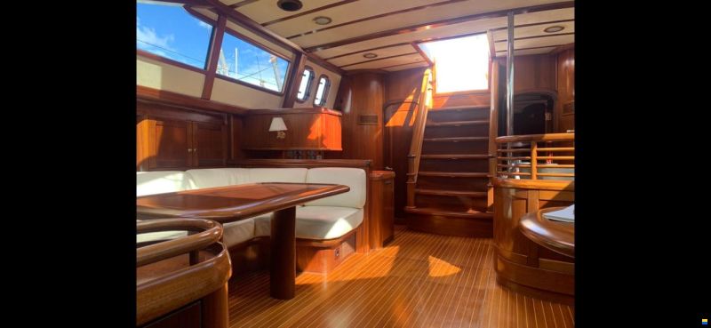 Lagoon Royal Pilot Saloon 65