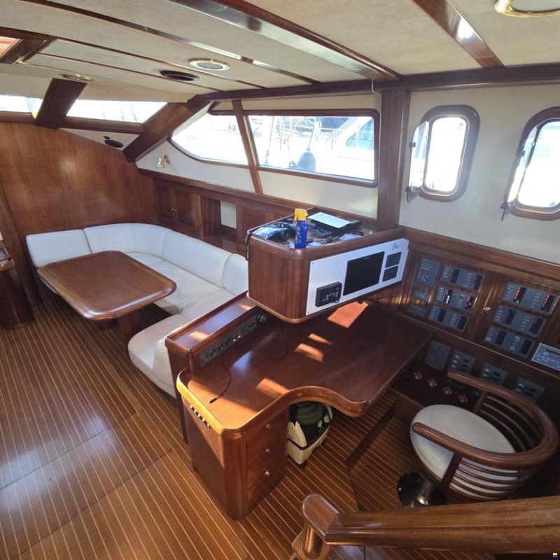 Lagoon Royal Pilot Saloon 65