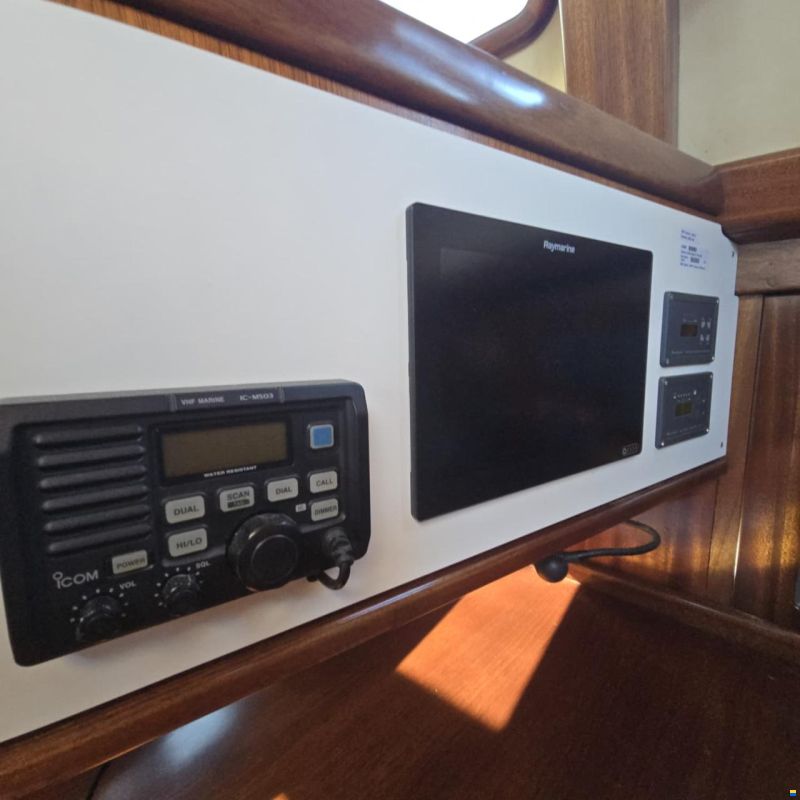 Lagoon Royal Pilot Saloon 65