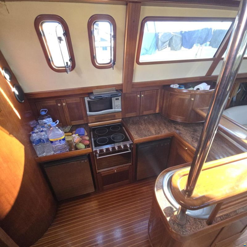 Lagoon Royal Pilot Saloon 65