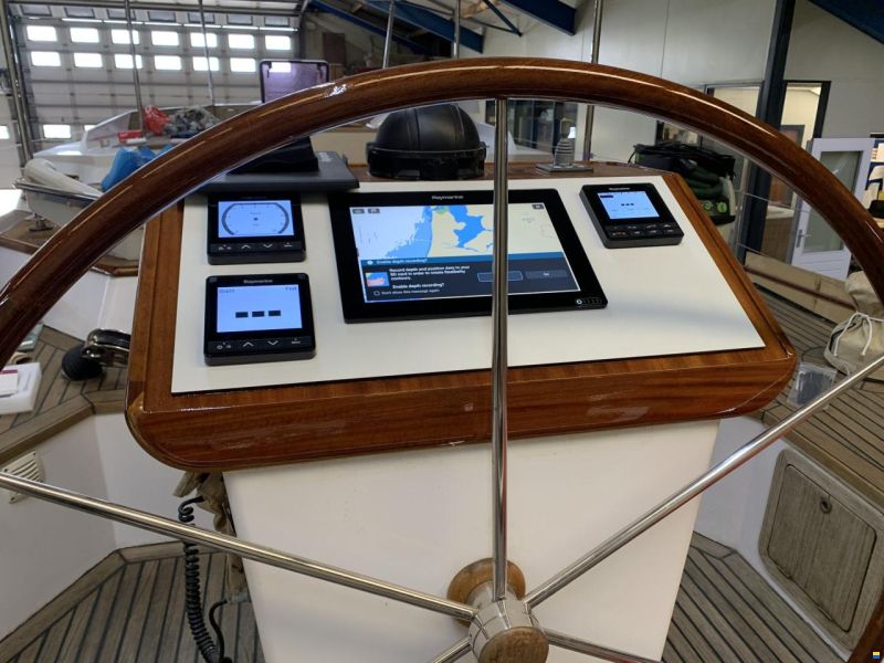Lagoon Royal Pilot Saloon 65