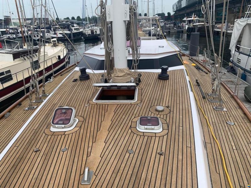 Lagoon Royal Pilot Saloon 65