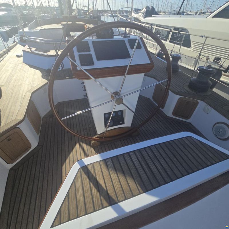 Lagoon Royal Pilot Saloon 65