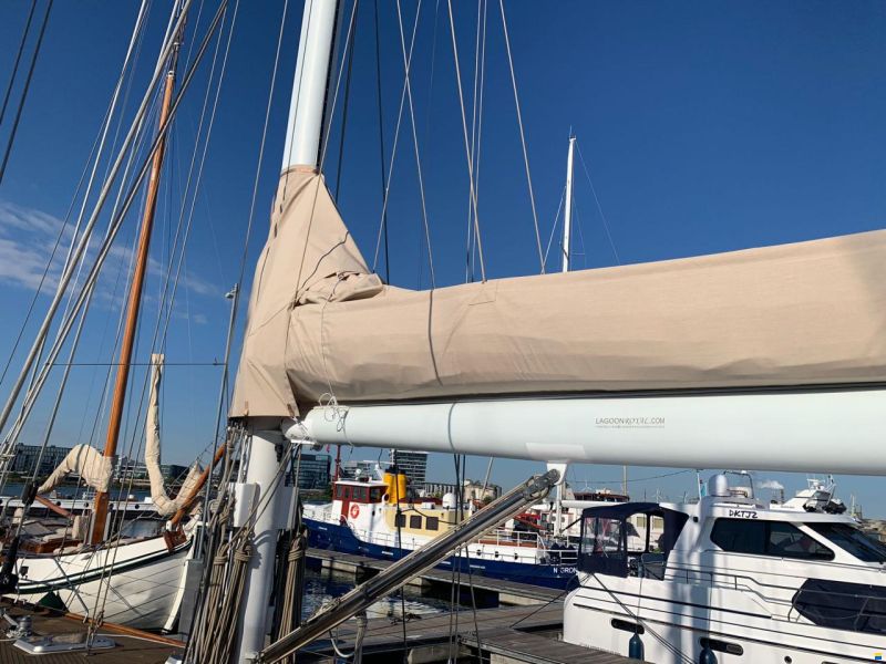 Lagoon Royal Pilot Saloon 65