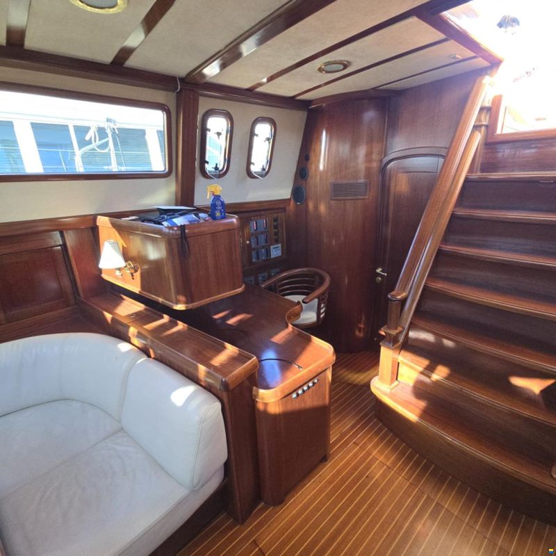 Lagoon Royal Pilot Saloon 65