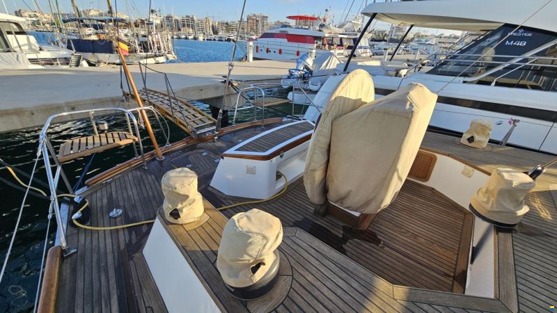 Lagoon Royal Pilot Saloon 65