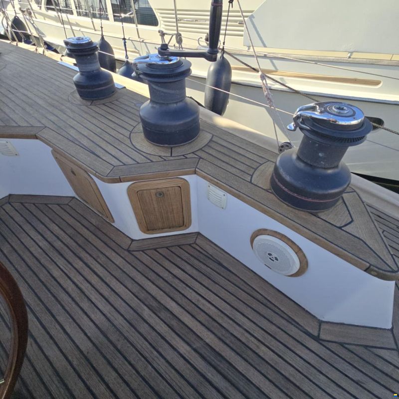 Lagoon Royal Pilot Saloon 65