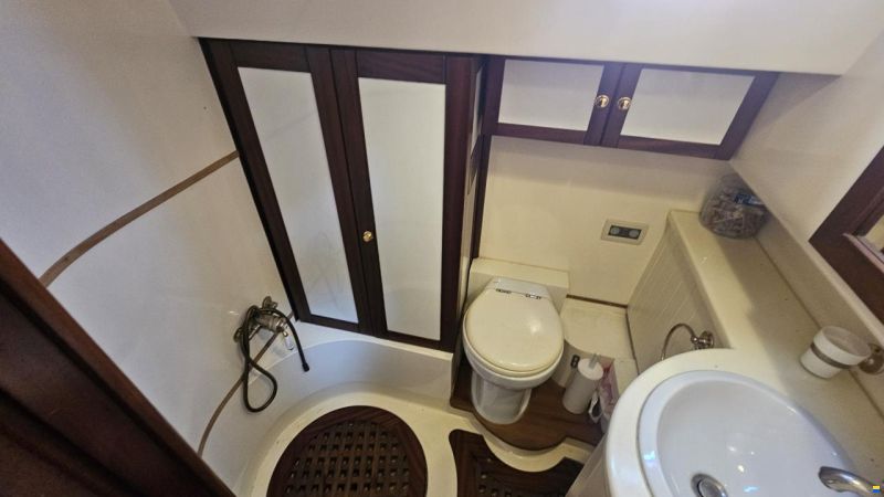Lagoon Royal Pilot Saloon 65