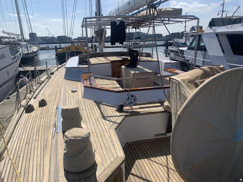 Lagoon Royal Pilot Saloon 65