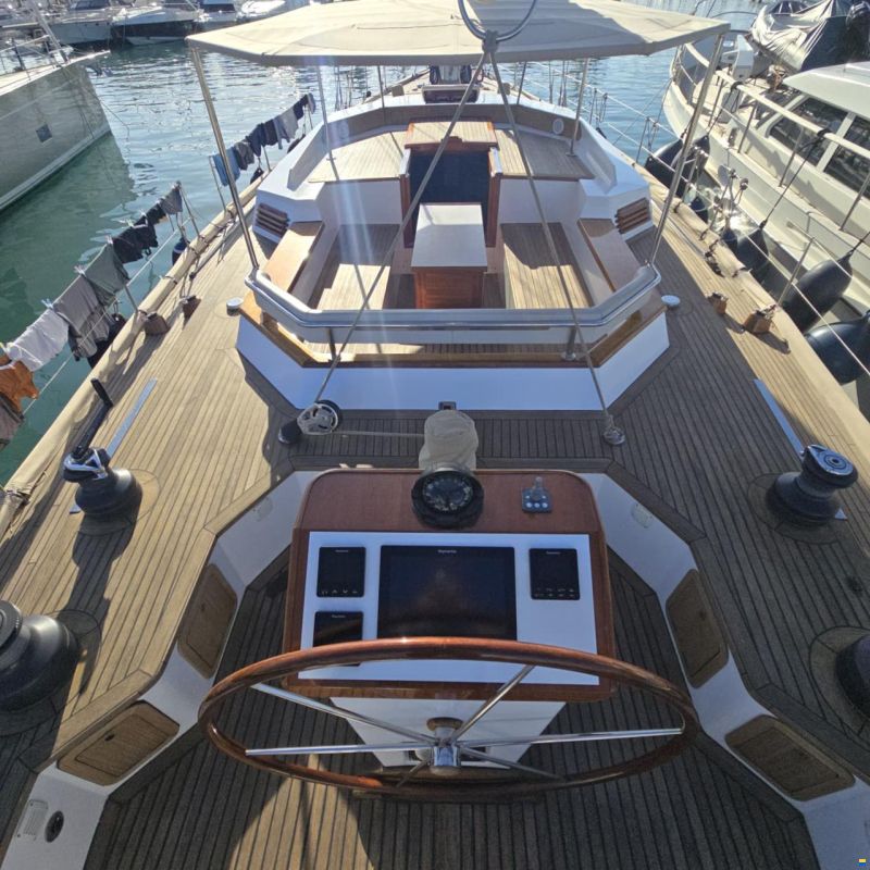 Lagoon Royal Pilot Saloon 65