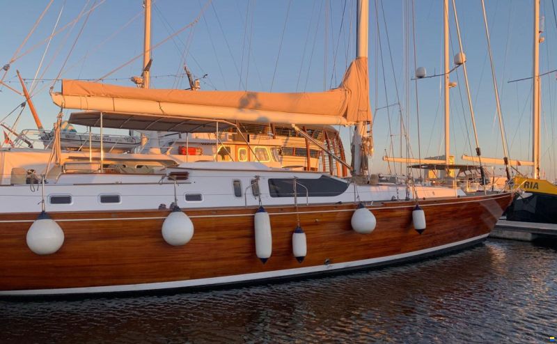 Lagoon Royal Pilot Saloon 65