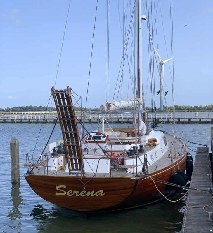 Lagoon Royal Pilot Saloon 65