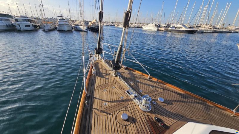 Lagoon Royal Pilot Saloon 65