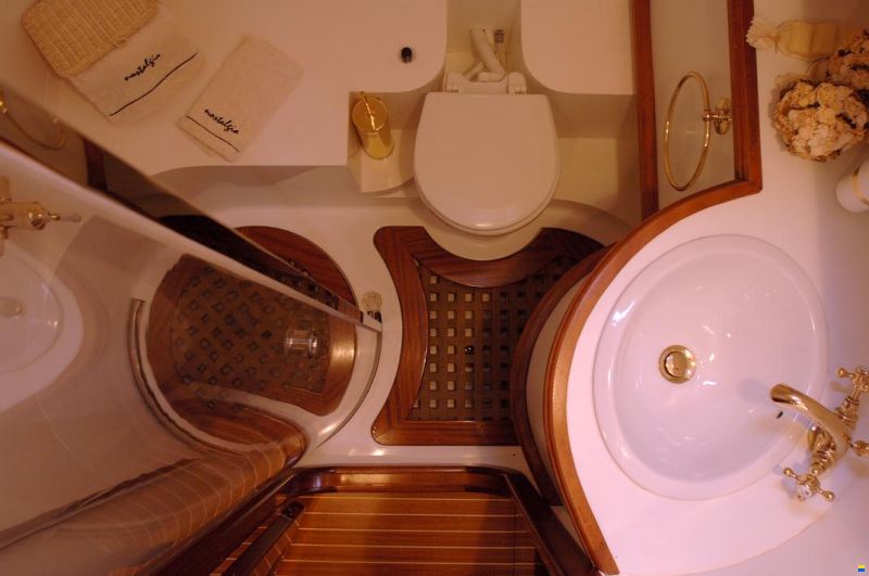 Lagoon Royal Pilot Saloon 65