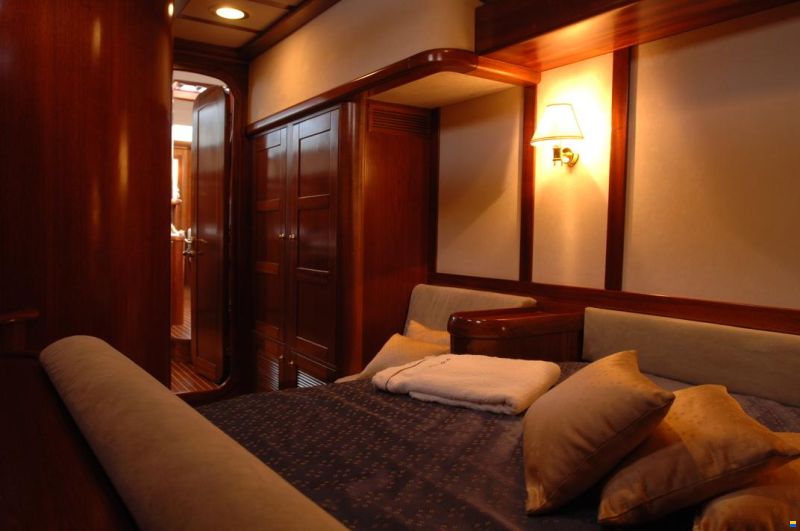 Lagoon Royal Pilot Saloon 65