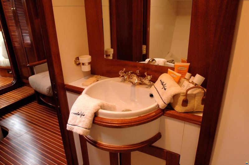 Lagoon Royal Pilot Saloon 65