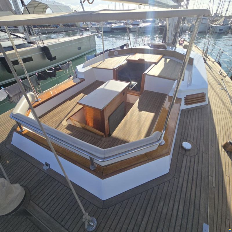 Lagoon Royal Pilot Saloon 65