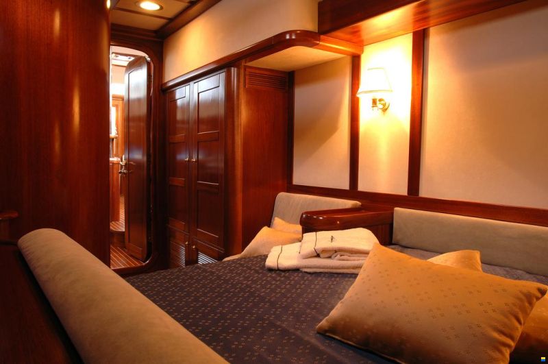 Lagoon Royal Pilot Saloon 65