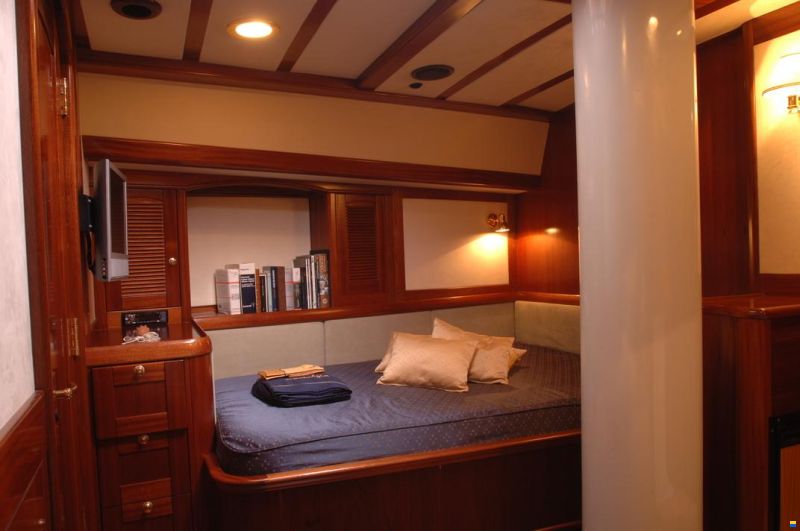 Lagoon Royal Pilot Saloon 65