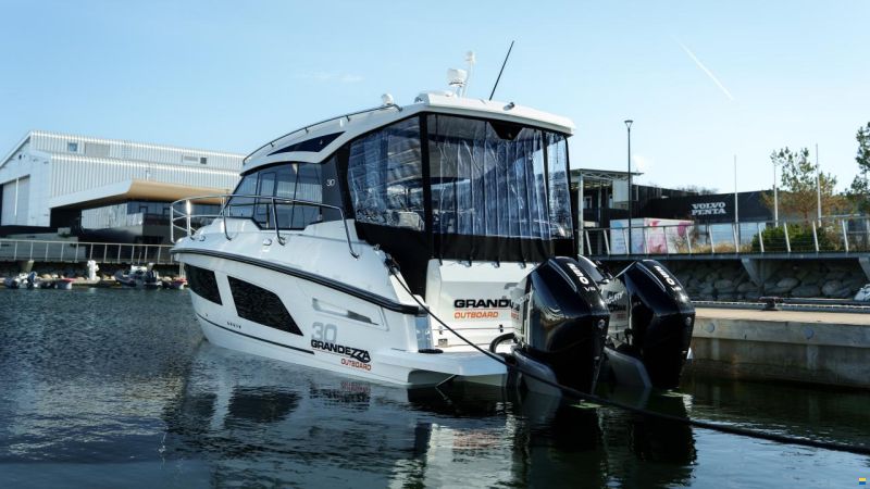 Grandezza 30 Outboard