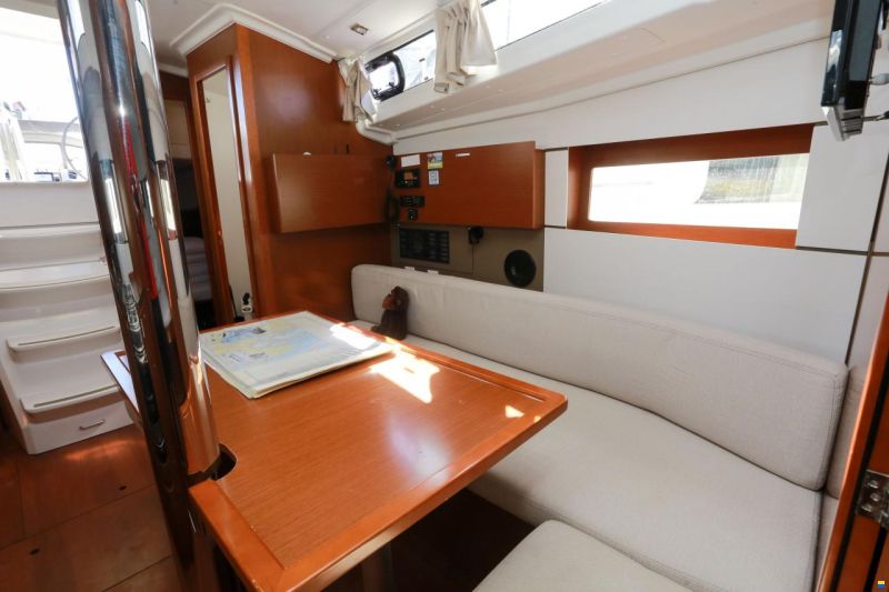 Beneteau Oceanis 38.1