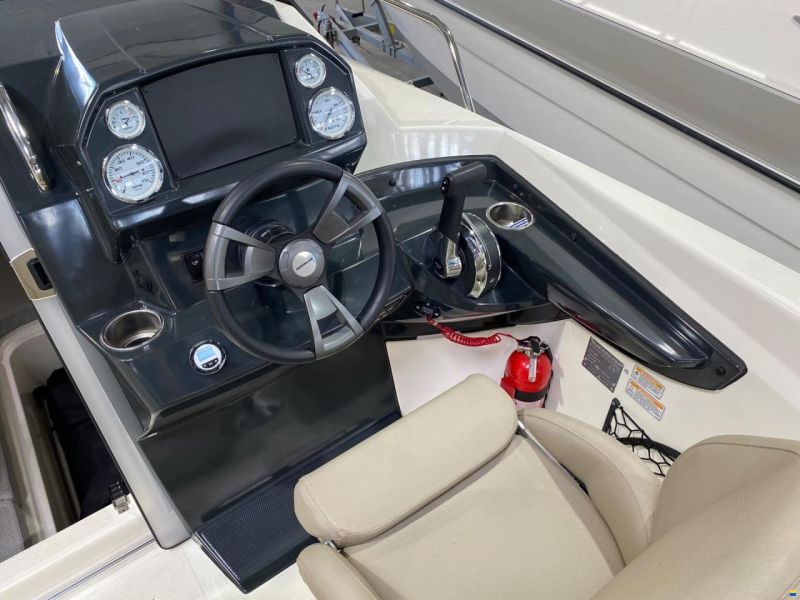Quicksilver ACTIV 555 CABIN
