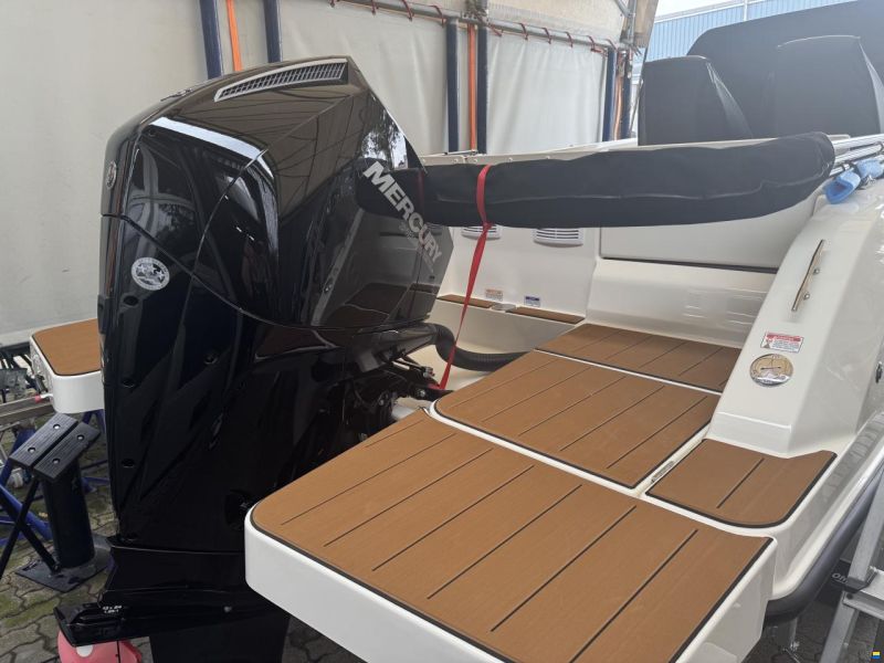Quicksilver 675 Sundeck + Mercury F175XLV6