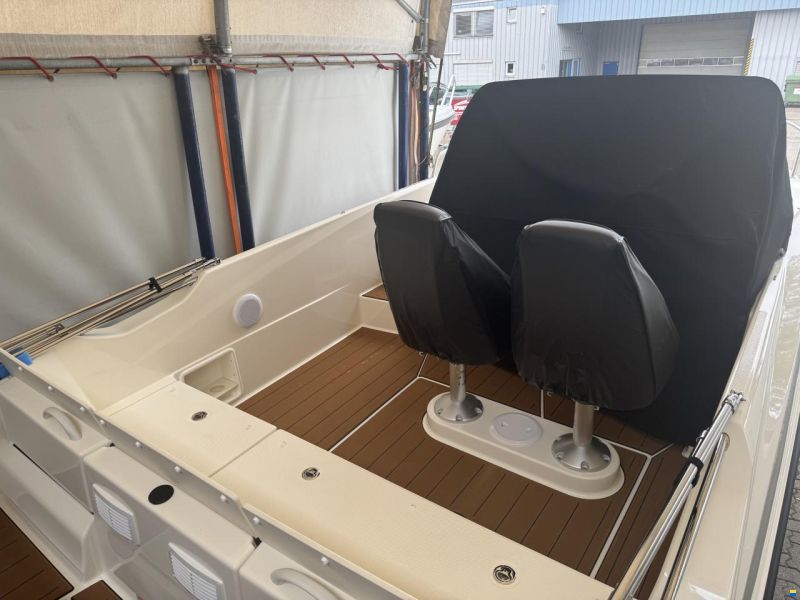 Quicksilver 675 Sundeck + Mercury F175XLV6