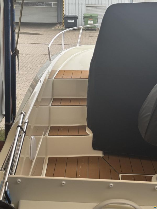 Quicksilver 675 Sundeck + Mercury F175XLV6