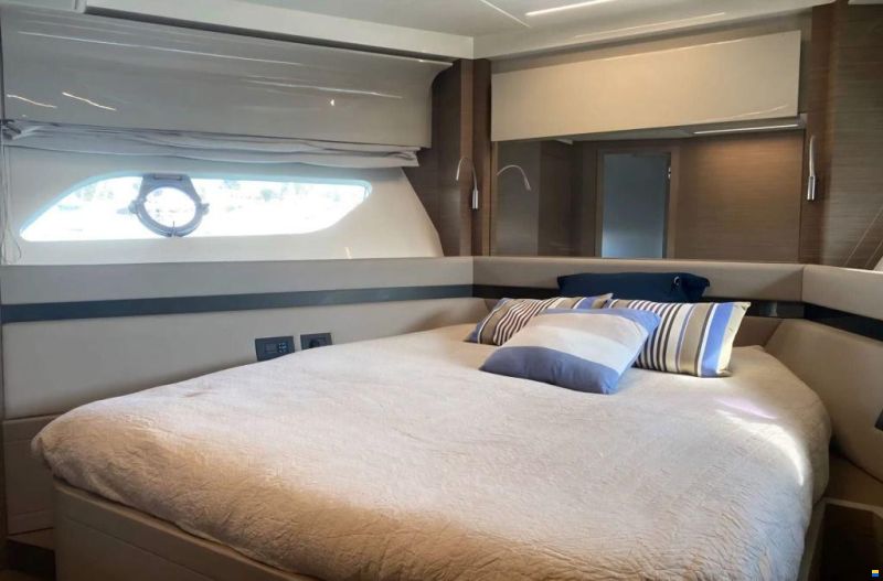 Ferretti 550