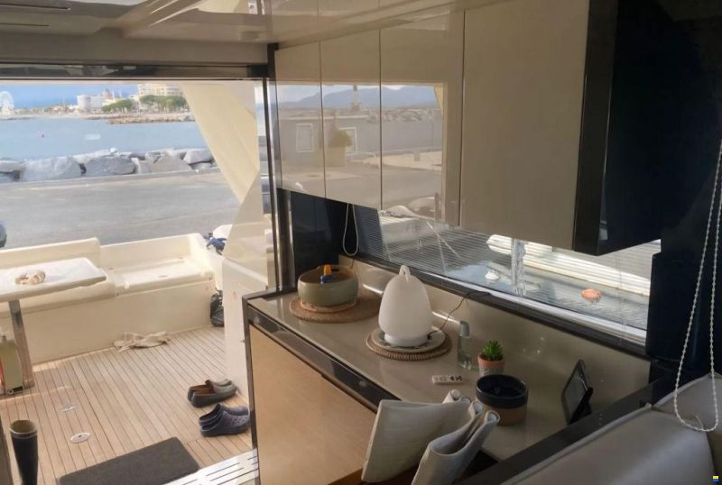 Ferretti 550