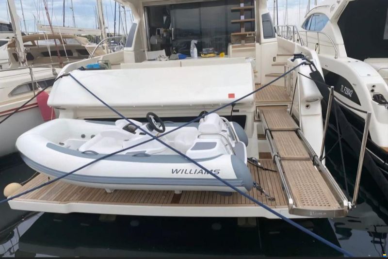 Ferretti 550