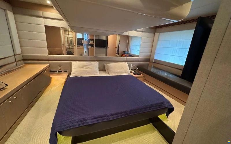 Ferretti 570