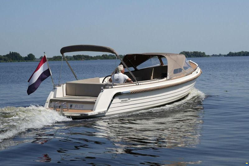 Interboat DE Intender 820
