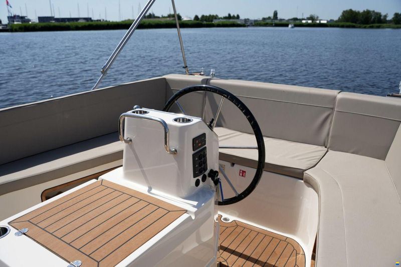 Interboat DE Intender 820
