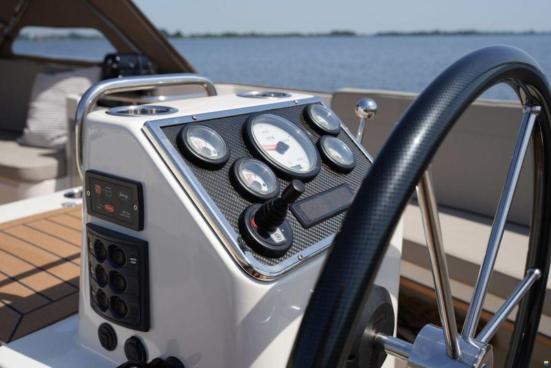 Interboat DE Intender 820