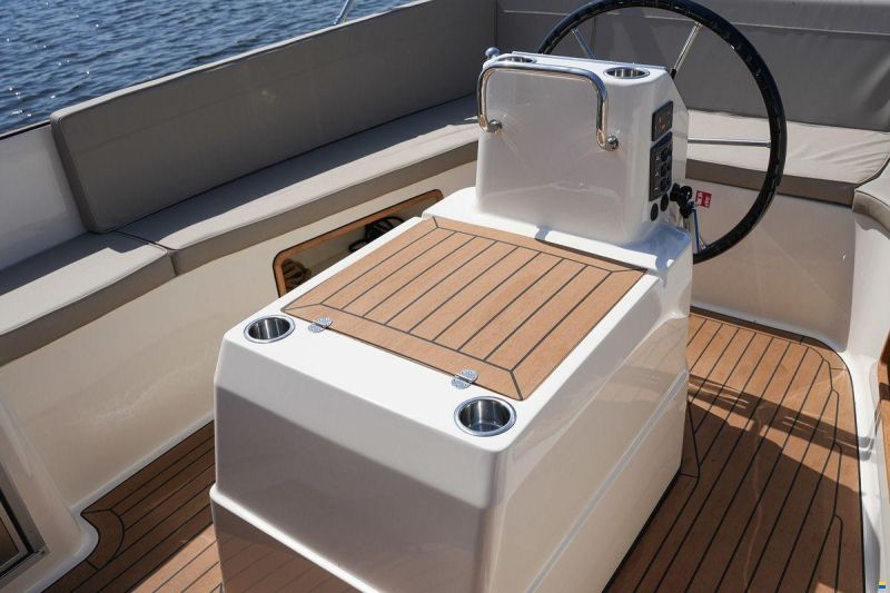 Interboat DE Intender 820