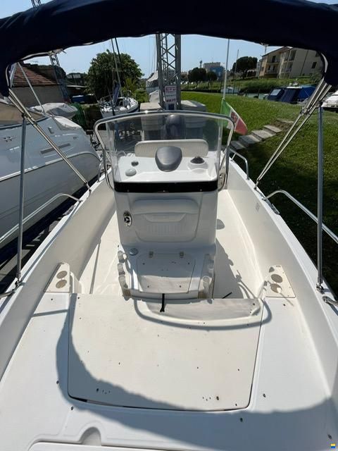 Boston Whaler 200 DAUNTLESS