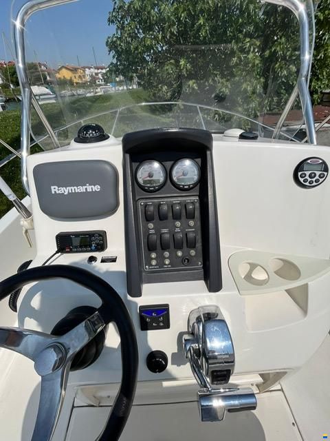 Boston Whaler 200 DAUNTLESS