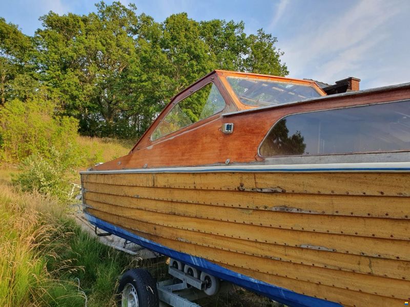 Cabinbåt i Mahogny volvo motor