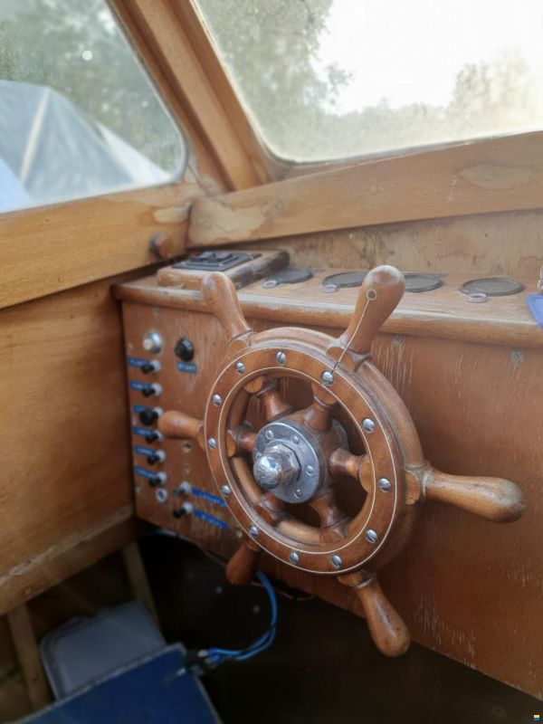 Cabinbåt i Mahogny volvo motor