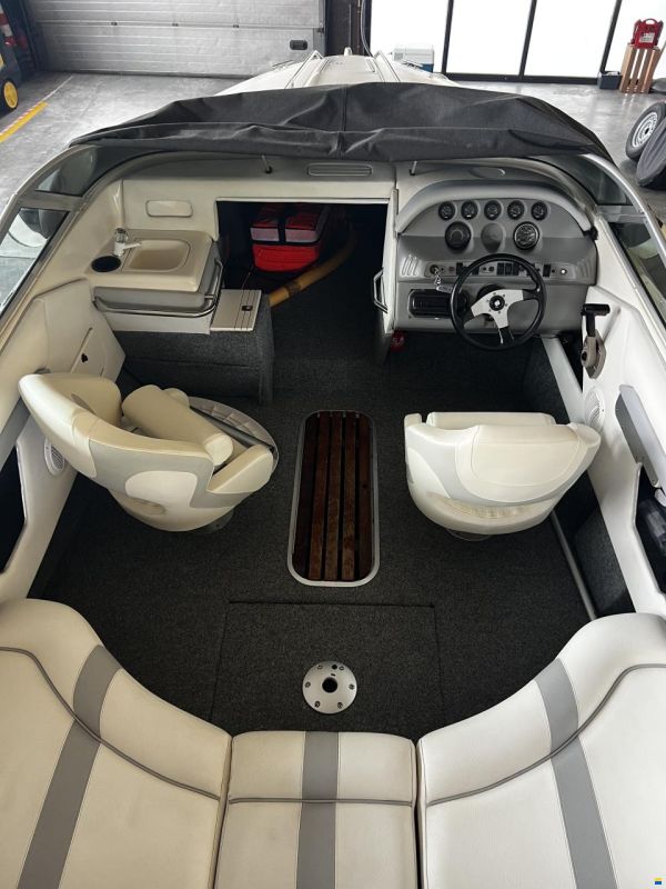 Sea Ray 220 SR